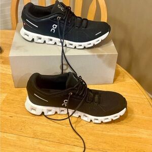 On Cloud - Cloud 5 Athletic Shoes size 8.5
